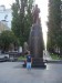 Pod sochou Lenina v Kyjeve.